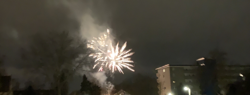 Feuerwerk über Wohngebiet