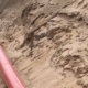 Rote Rohre in einer Baugrube