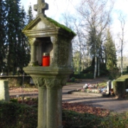 Blick auf einen Friedhof.