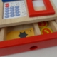 Spielzeugkasse mit Spielgeld.