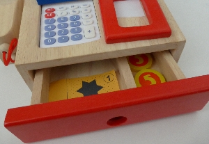 Spielzeugkasse mit Spielgeld.