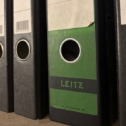 Rückseiten von Aktenordner auf Regal.