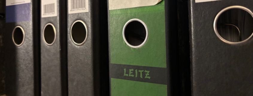 Rückseiten von Aktenordner auf Regal.